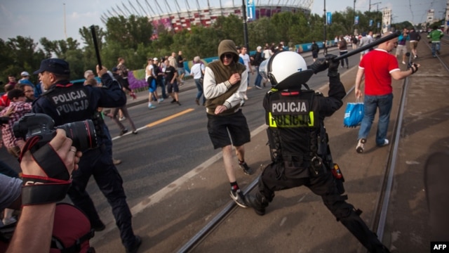 Еольская полиция разгоняет российский и польских фанатов в Варшаве, 12 июня 2012