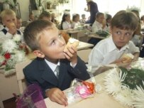 Russian children marking the first day of school in 2006 (ITAR-TASS)