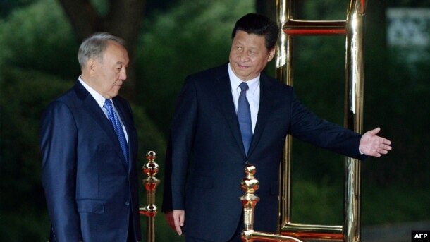 Оңнан солға қарай: Қытай басшысы Си Цзиньпин мен Қазақстан президенті Нұрсұлтан Назарбаев. Шанхай, 19 мамыр 2014 жыл.