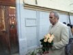 У дома Анны Политковской. Гарри Каспаров возлагает цветы к месту убийства