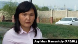 Айман Сағидуллаева Қарасай аудандық сотының алдында тұр. Алматы облысы, 5 қыркүйек 2016 жыл.