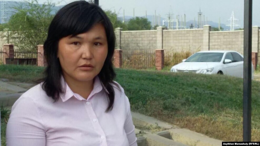Айман Сағидуллаева Қарасай аудандық сотының алдында. Алматы облысы, 5 қыркүйек 2016 жыл.