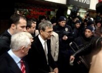 Orhan Pamuk leaving a Turkish courtroom on 16 December (epa)
