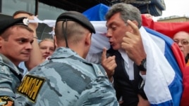 Boris Nemcov tokom protesta opozicije, 2010.