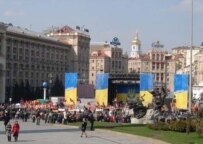 Opposition supporters preparing for today's demonstration on Independence Square (RFE/RL)