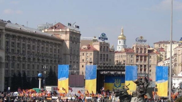 Opposition supporters preparing for today's demonstration on Independence Square (RFE/RL)