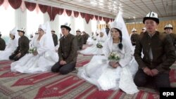Массовая церемония бракосочетания в Бишкеке. Иллюстративное фото.