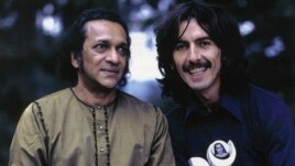 Ravi Shankar cu discipolul său George Harrison în anii 1970