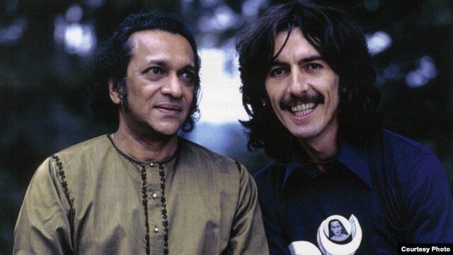 Ravi Shankar cu discipolul său George Harrison în anii 1970
