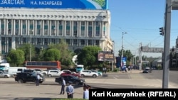 Республика алаңында тұрған полиция қызметкерлері. Алматы, 21 мамыр 2016 жыл.