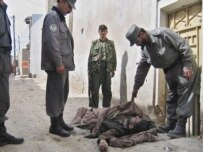 Afghan police inspect the body of a suspected Taliban militant in Kandahar (file photo) (epa)