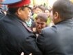 Ең жақын адамына сот үкімі шыққалы жатқанда полицейлер ғимаратқа кіргізбеген соң, әйел шарасыздықтан жылап жіберді