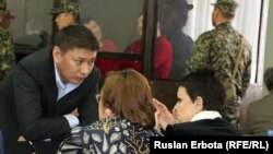 Астанадағы сотта "Астана ЭКСПО-2017" ұлттық компаниясының бұрынғы басқарма төрағасы Талғат Ермегияев қорғаушыларымен сөйлесіп тұр. Астана, 4 сәуір 2016 жыл.