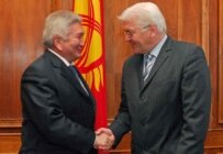Prime Minister Kulov (left) with German Foreign Minister Steinmeier in Bishkek on November 4