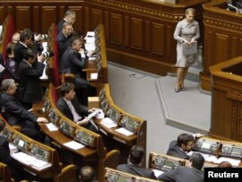 Юлія Тимошенко крокує до трибуни Верховної Ради України, 3 березня 2010 року
