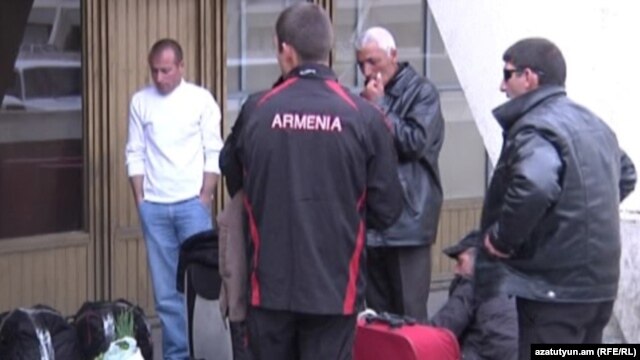 Հայ աշխատանքային միգրանտները «Զվարթնոց» օդանավակայանում, արխիվ