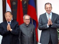 Li Zhaoxing (left), Pranab Mukherjee (center), and Sergei Lavrov in New Delhi today (epa)