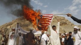 Demonstranti u Afganistanu pale američku zastavu u znak protesta protiv anti-islamskog filma, 14. rujan 2012.