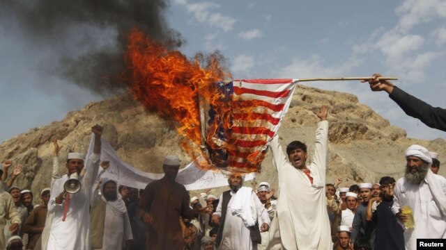 Demonstranti u Afganistanu pale američku zastavu u znak protesta protiv anti-islamskog filma, 14. rujan 2012.