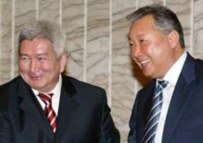 Feliks Kulov (left) and Kurmanbek Bakiev when they were on the same team (file photo) (AFP)