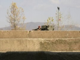 Pripadnik KFOR-a na glavnom mostu u Mitrovici, novembar 2011.