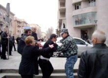 Armenia - Security troop scuffles with man in Yerevan on 21mar2008, the first day after emergency rule was lifted