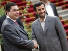 Iran - President Mahmud Ahmadinejad (R) with his Turkmen counterpart Gurbanguly Berdymukhammedov (L) upon his arrival in Tehran, 15Jun2007