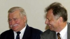 Lech Walesa (left) with former Solidarity activist Bogdan Lis