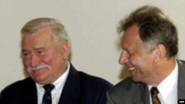 Lech Walesa (left) with former Solidarity activist Bogdan Lis