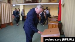 Наблюдатель от ОБСЕ на избирательном участке в Минске. 11 сентября 2016 года.