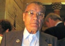 Turkmenistan -- writer Rahim Esenov receiving PEN award in New york on April 18, 2006