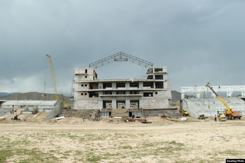 Нынешняя стройка считается вторым этапом строительства ипподрома в Иссык-Кульской области для проведения Всемирных игр кочевников