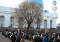 Kazakh Muslims at prayer (RFE/RL)