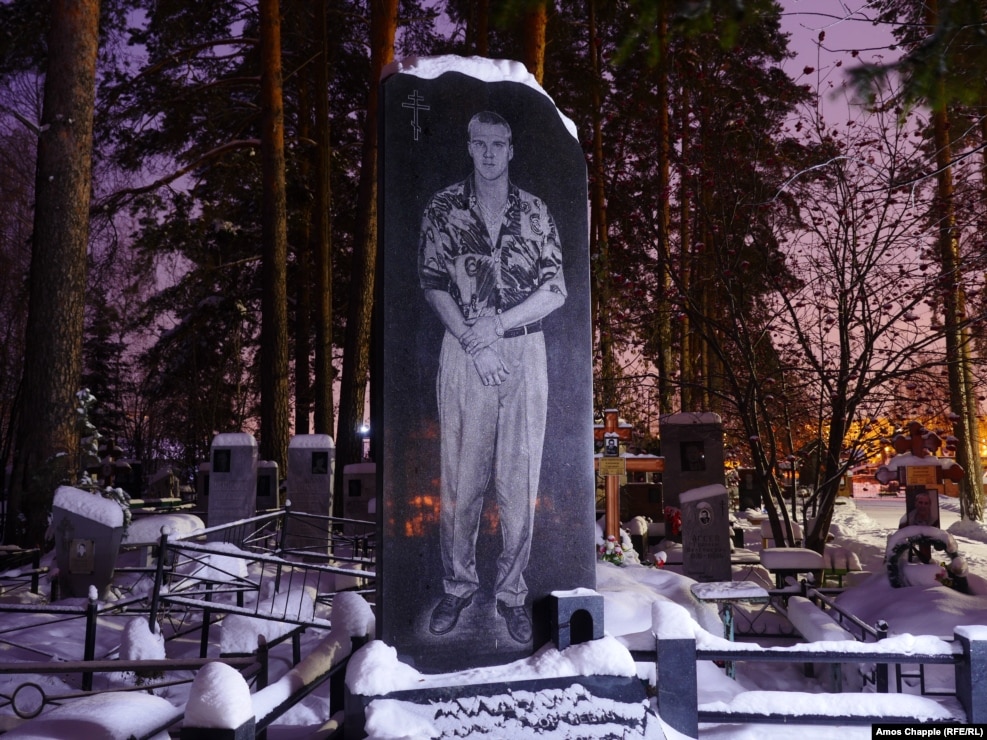 A bejeweled apparent member of the Uralmash gang depicted on a tombstone in the north of Yekaterinburg. 