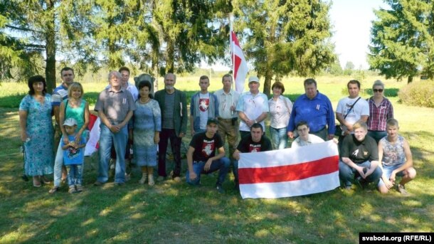 Image: http://gdb.rferl.org/806771CE-305E-4CA5-9C32-1BA7CA432EE5_cx3_cy6_cw84_w610_r1_s_r1.jpg У вёсцы Пагосьцішча, каля магілы Ігната Будзіловіча, удзельніка паўстаньня 1863-1864 гадоў (жнівень 2016 г., Алесь Шутаў — трэці справа ў другім шэрагу)