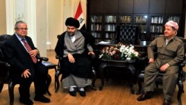 الرئيس جلال الطالباني أثناء لقاءه في اربيل مع رئيس اقليم كردستان مسعود البرزاني وزعيم التيار الصدري مقتدى الصدر لحل الأزمة السياسية في البلاد
