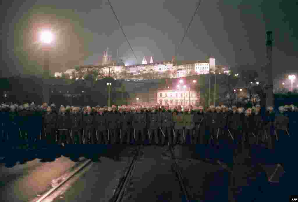 The demonstrations grew rapidly. On November 19, riot police blocked a bridge to prevent protesters marching to Prague Castle, the seat of the Czechoslovak president.