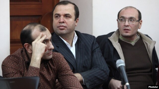 Armenia - Vazgen Khachikian (C), former head of the state pension fund, goes on trial on corruption charges, Yerevan, 5Mar2013.