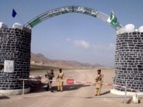 Pakistani paramilitary troops guard checkpoint on Pakistani-Afghan border (file photo) (epa)