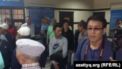 Корреспондент Азаттыка Асылхан Мамашулы в управлении внутренних дел Ауэзовского района. 21 мая 2016 года.
