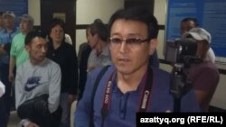 Азаттық тілшісі Асылхан Мамашұлы Әуезов аудандық ішкі істер басқармасында тұр. 21 мамыр 2016 жыл.