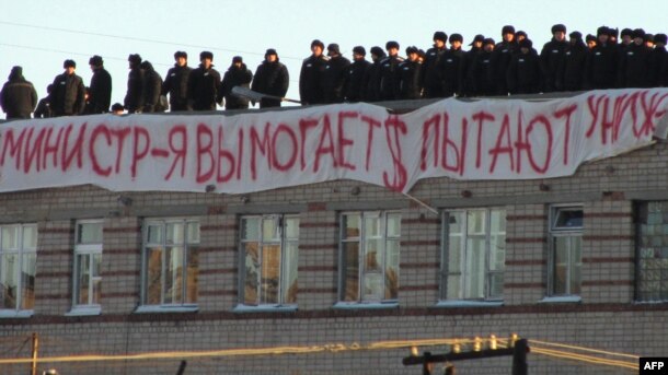 Inmates stand on the roof of the prison in Kopeisk in November 2012.
