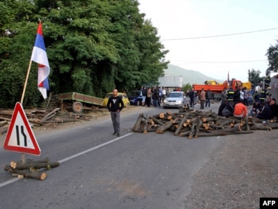  Lokalni Srbi su blokirali put Leposavić Mitrovica kao odgovor na zauzimanje prelaza od strane kosovske policije, 26. jul 2011.