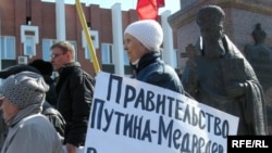 Сommunist Party members protest in Saratov on March 26.