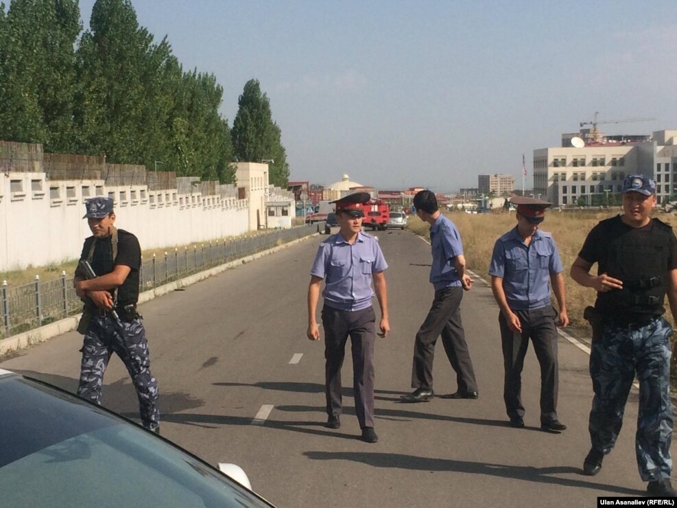 Қазір ТЖМ құтқарушылары, өрт сөндірушілер, жедел жәрдем дәрігерлері оқиға болған жерде жүр. Қырғызстан ТЖ министрі Кубатбек Боронов та оқиға орнына барған.