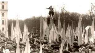 Ви є на цьому фото? Дайте нам знати. Нас цікавить Ваша розповідь.