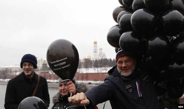 Траурные шары в очередную годовщину смерти Сергея Магнитского. Акция гражданских активистов