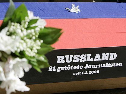 Акцыя арганізацыі “Рэпартэры бязь межаў” ля нямецкага Райхстагу. Надпіс на труне: “Расея. 21 забіты журналіст зь 1.1.2000”, Бэрлін