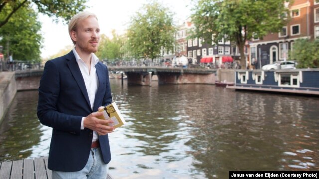 Рютгер Брехман с книгой "Бесплатные деньги для всех"