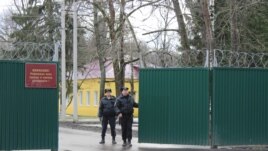 Полицейские закрывают ворота миграционного центра в Сахарово в Подмосковье. 24 декабря 2015 года.